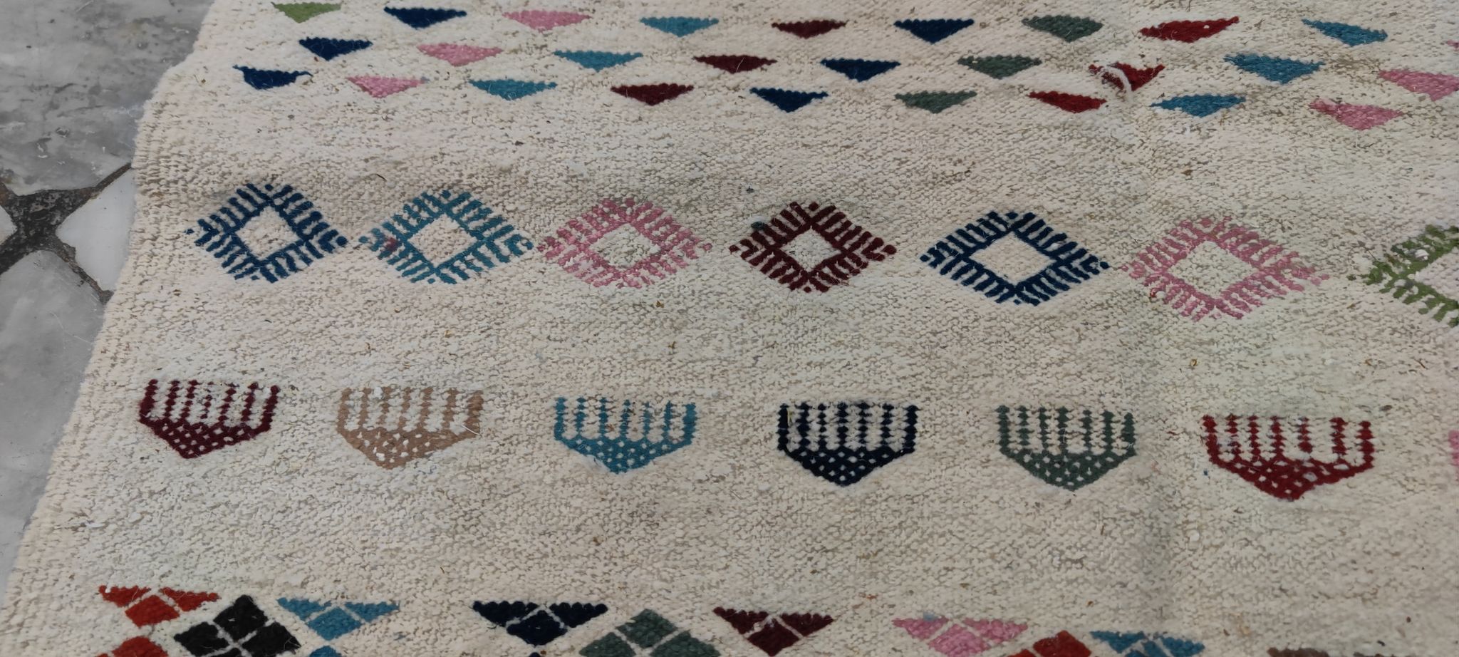 Tapis margoum blanc à motifs berbères multicolores