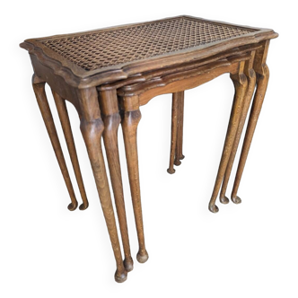 Tables Gigognes Style Louis XV en Bois Sculpté avec Plateau en Rotin, France, 1950s, Set de 3