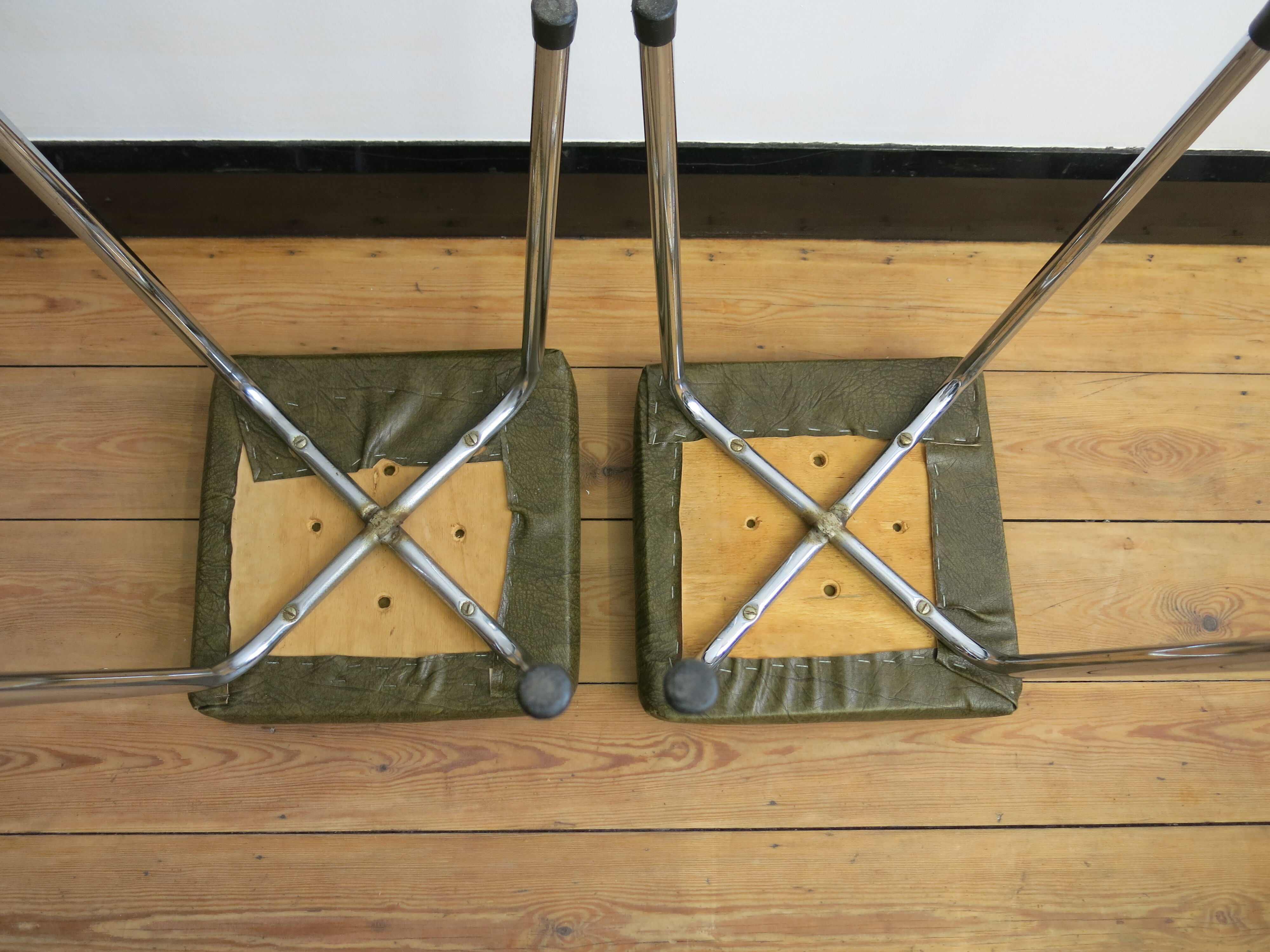 Duo of vintage stools in chrome and green skai