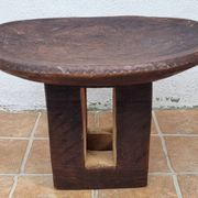 African monoxyle side table in carved wood with a curved top, 48x36 cm.