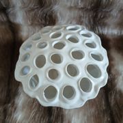 Vase pique fleurs en porcelaine blanche