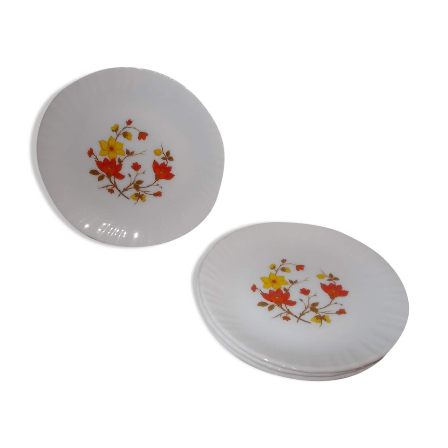 4 vintage Arcopal plates