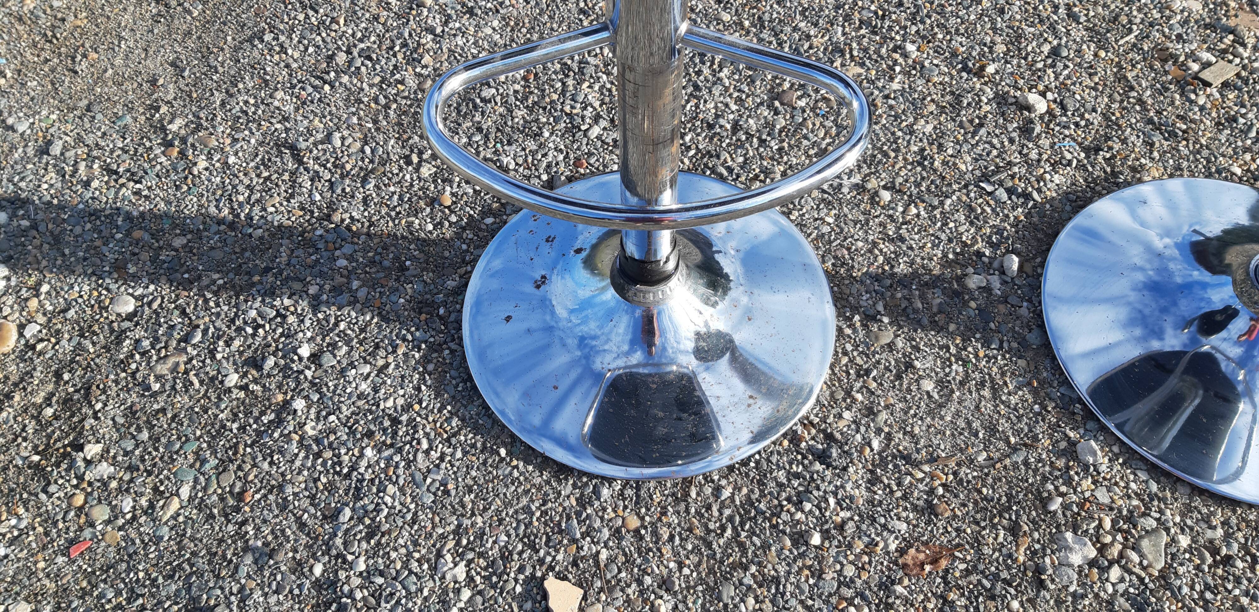 Paire de tabourets de bar vintage chrome et skai