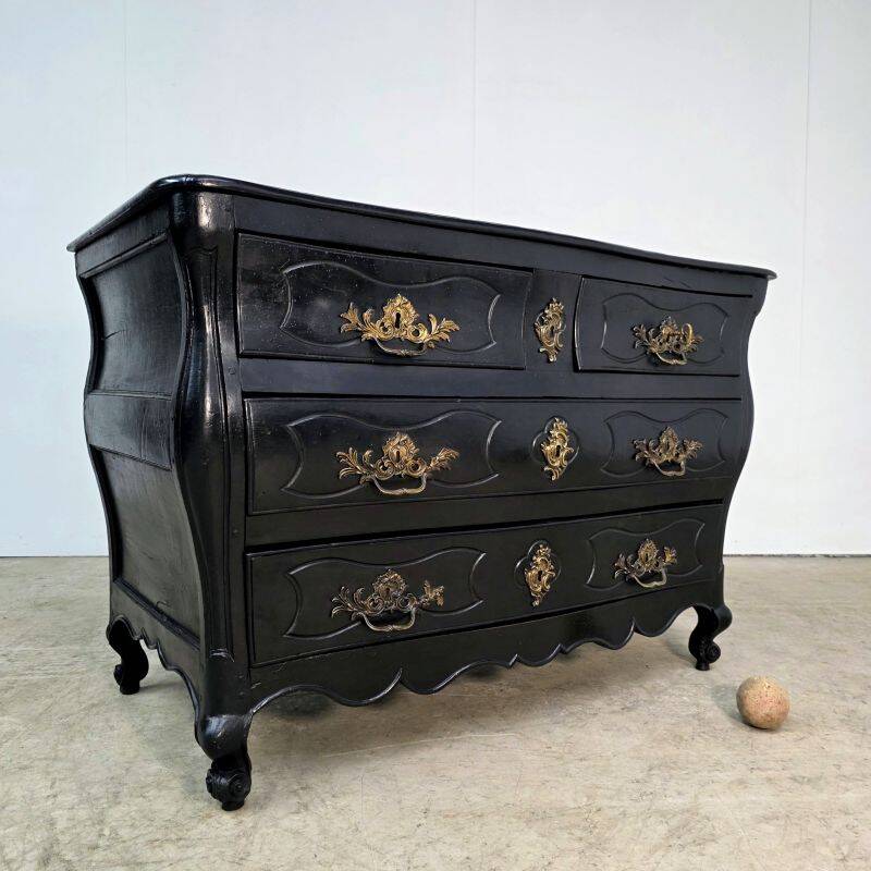 Beautiful curved tomb commode from the Louis XV period, black lacquered.