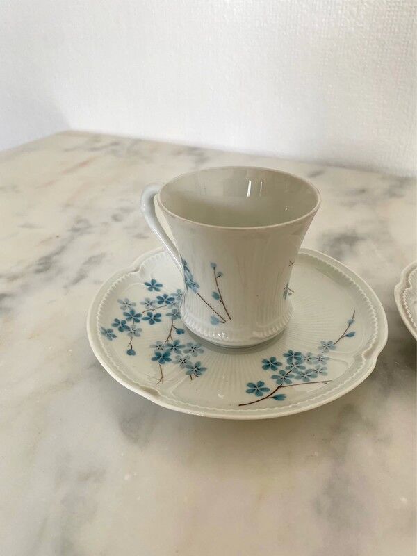 Lot 2 cups and under cups a coffee / old tea