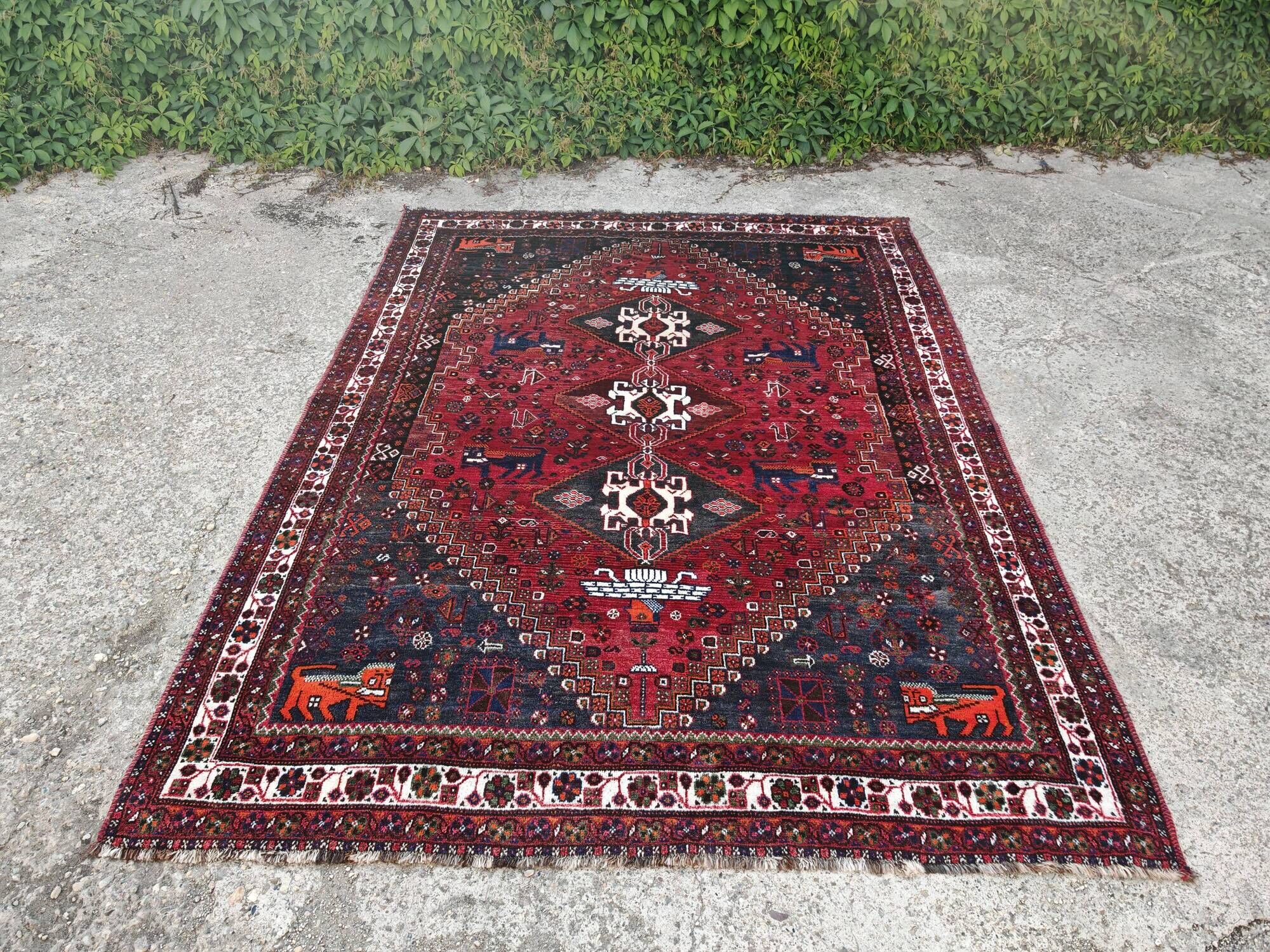 Large Persian carpet XL from Shiraz with Persepolis patterns, hand-knotted in naturally dyed wool.