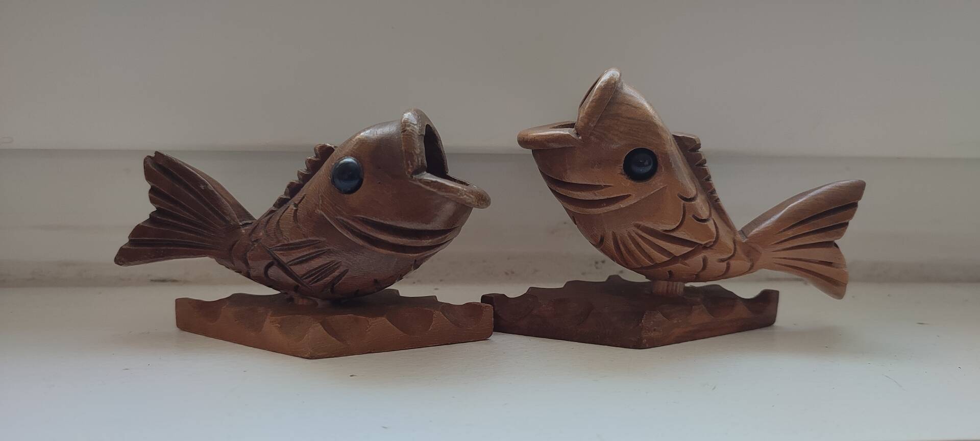 Duo de poissons porte-cure-dents vintage en bois sculpté