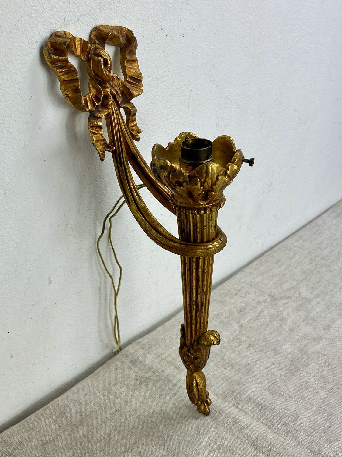 Bronze wall light, decorated with a bow and ribbon.