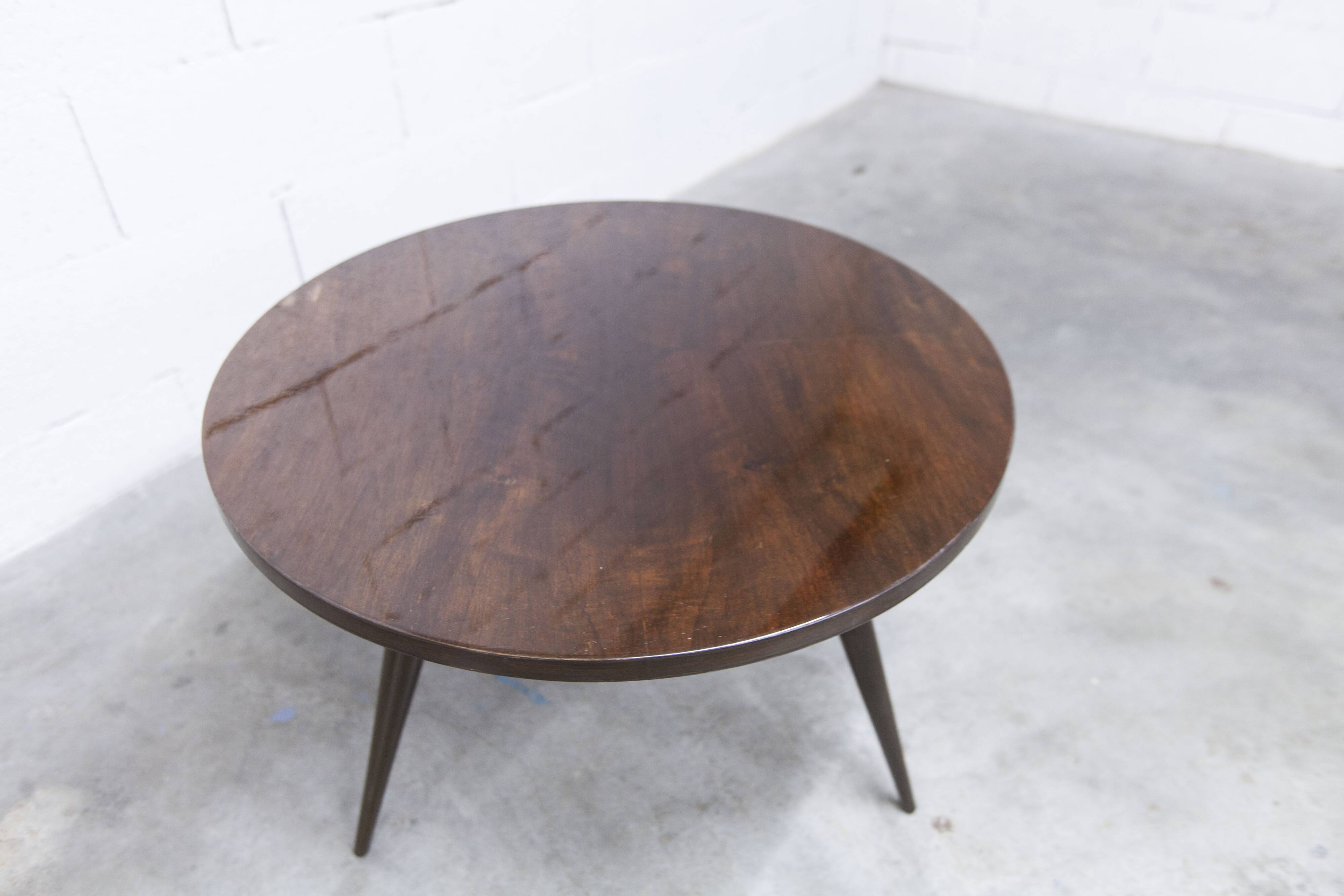 1960s Scandinavian tripod coffee table with glossy varnish in mahogany wood.