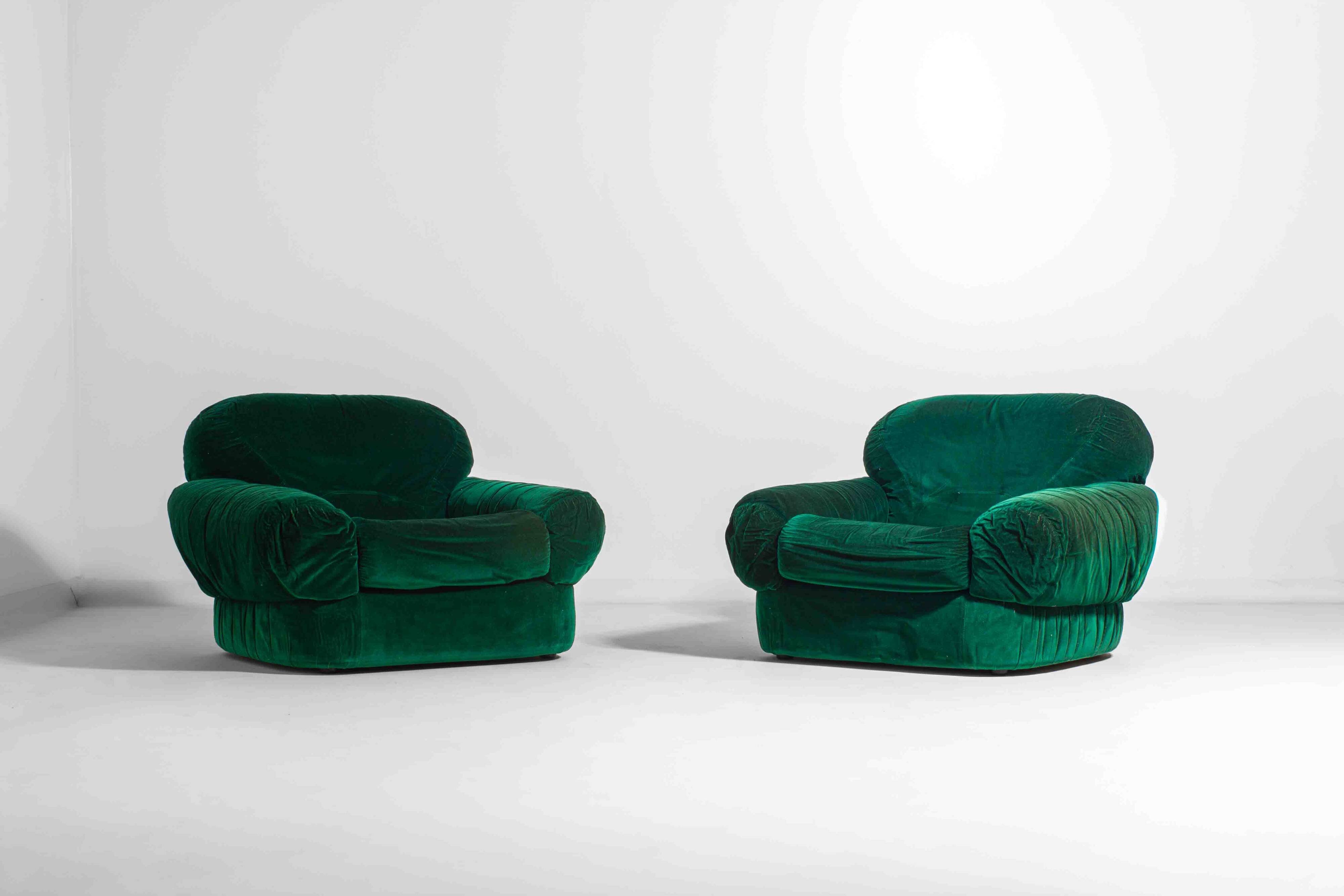 Paire de fauteuils de salon en velours vert, Italie, années 1970