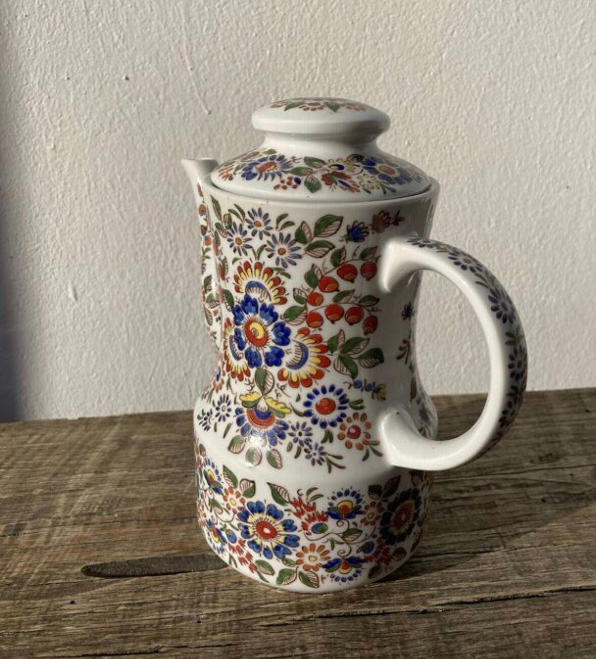Théière en porcelaine peinte à la main à fleurs Pologne années 70