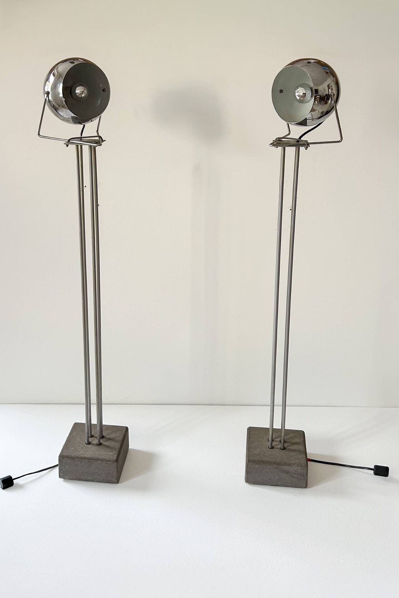 Pair of vintage floor lamps in chrome metal and cement, France 1970.