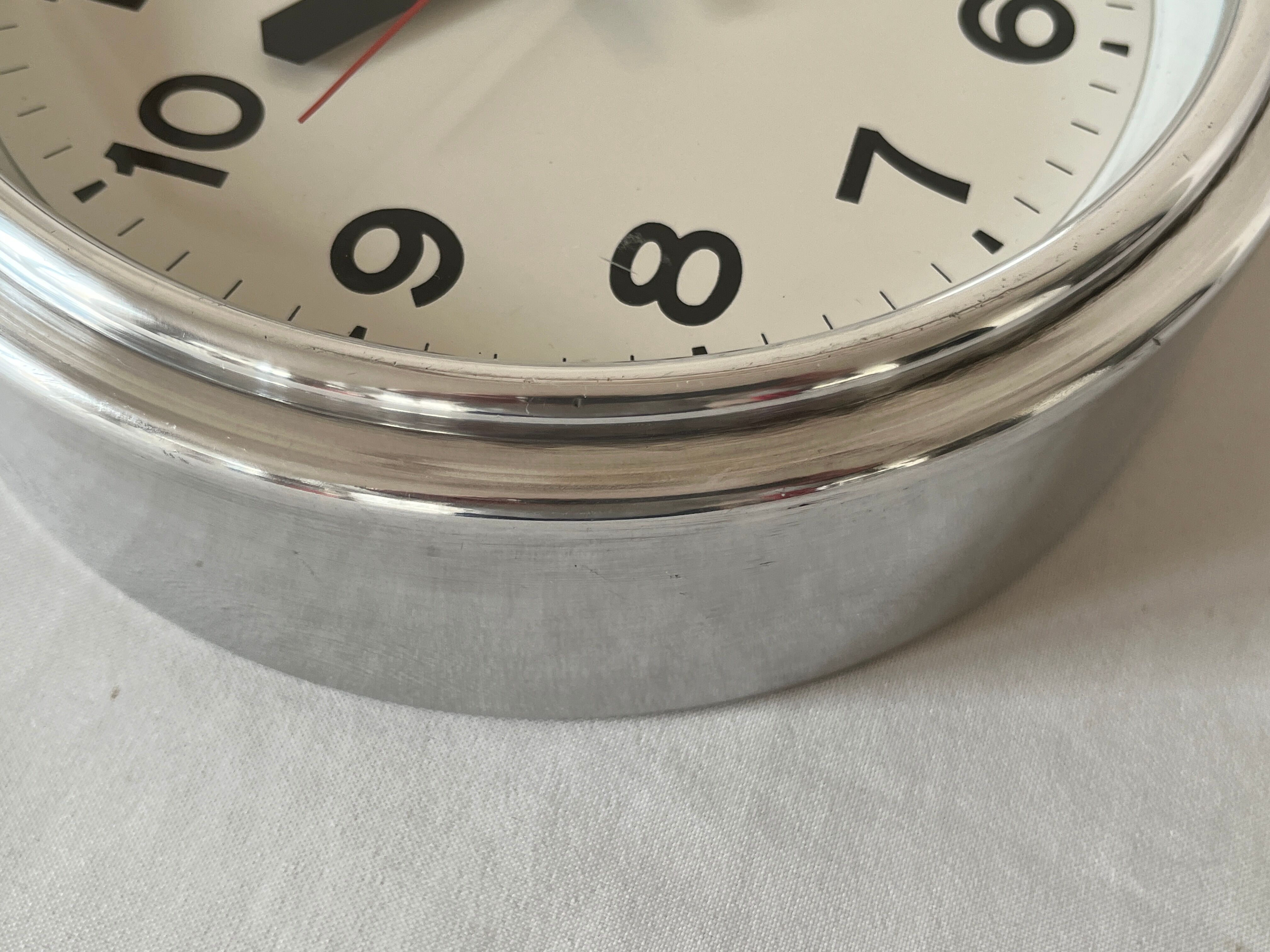 Horloge industrielle fonctionnelle Lepaute alu poli 25 cm gare pendule Brillié 1960 ATO usine