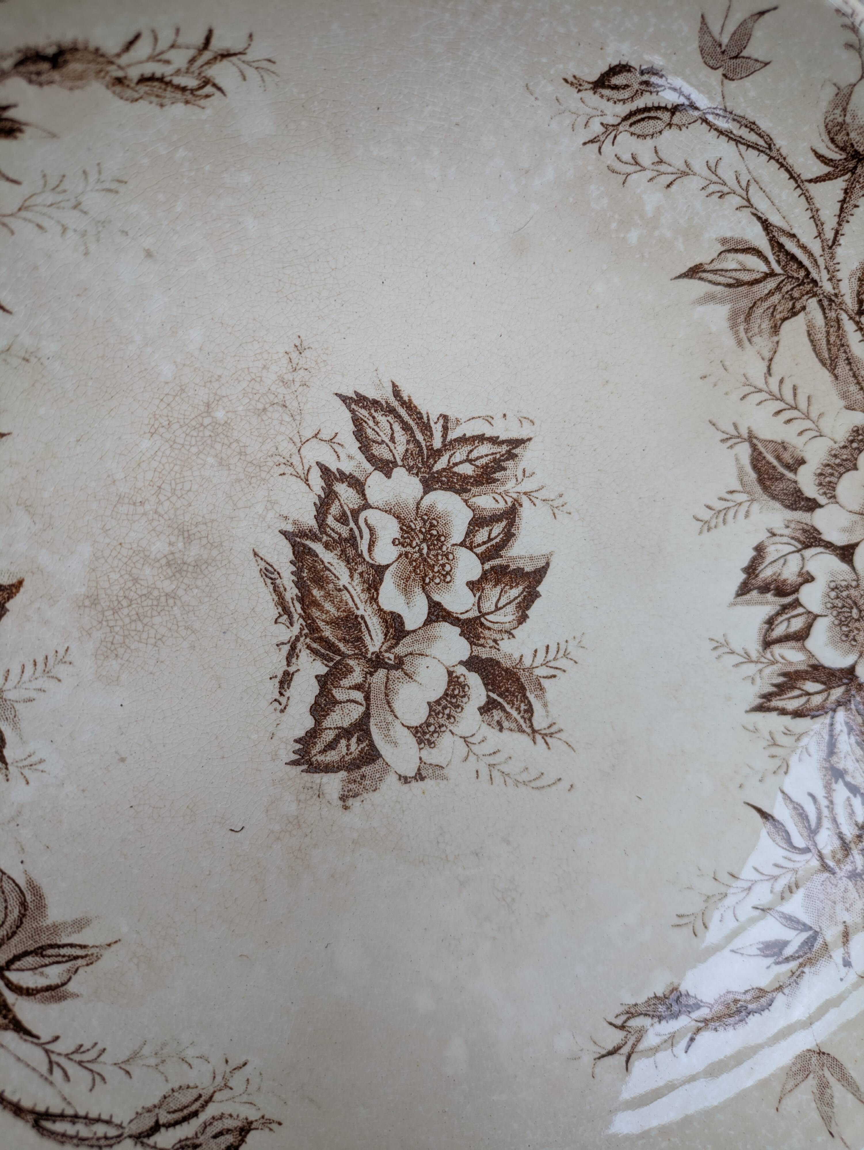 Flat serving compote dish in Terre de Fer HB & Cie with brown floral decoration.