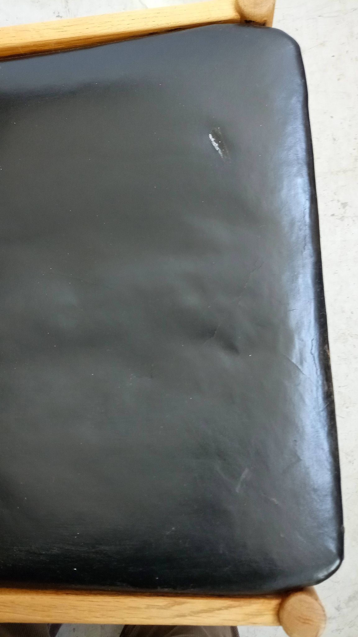 Fauteuil danois en chêne et cuir noir