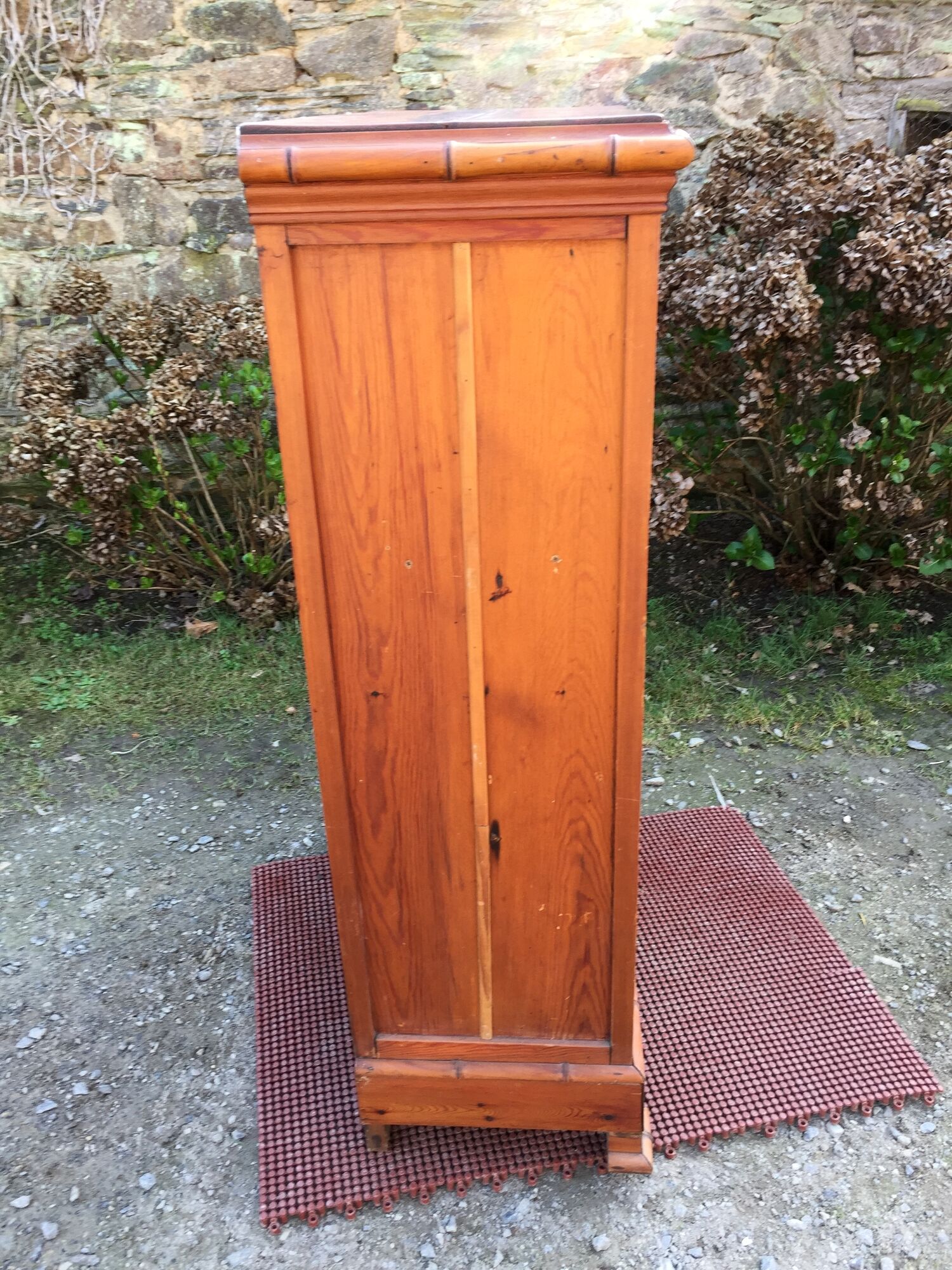 Armoire vintage en pitchpin et bambou d’époque 1900