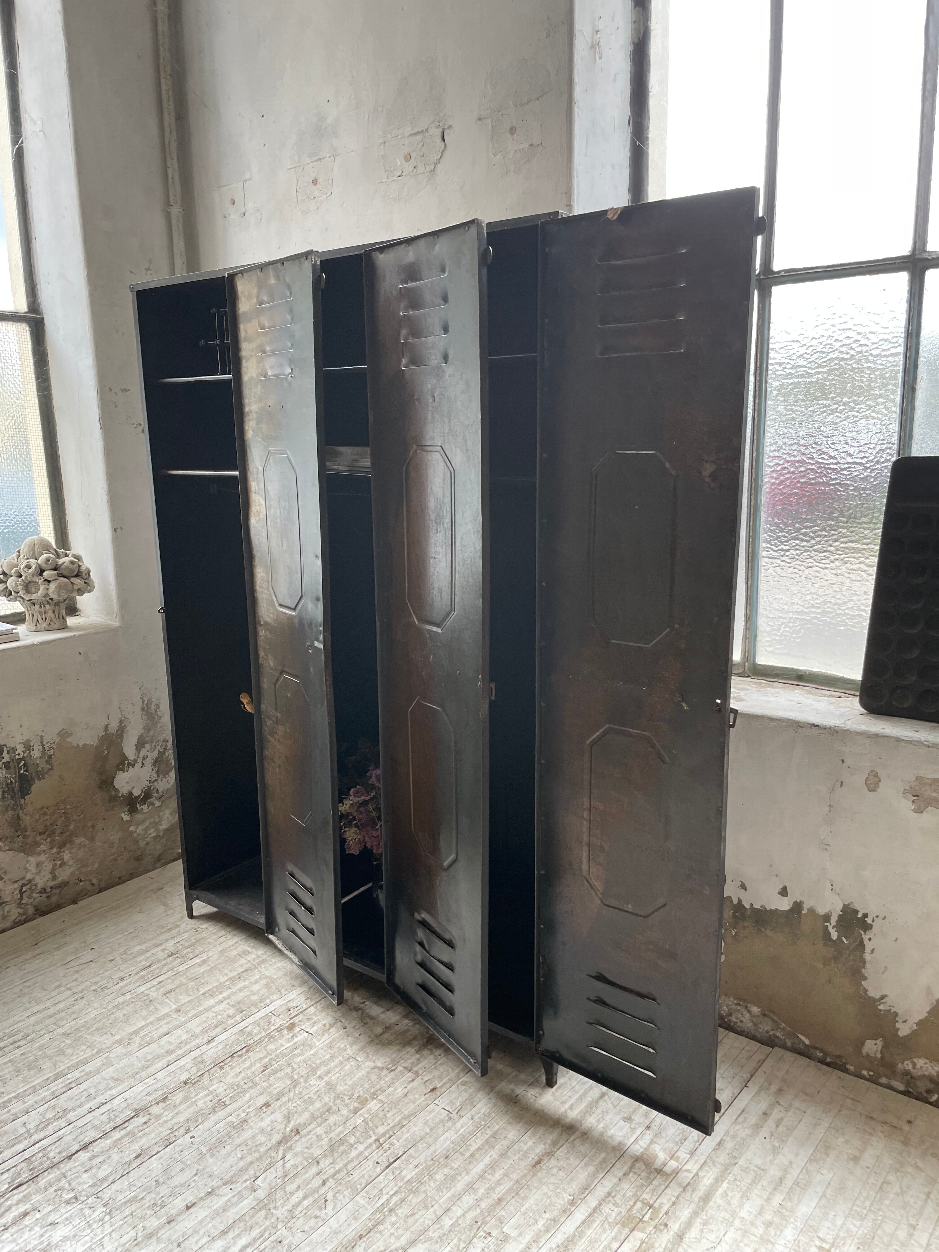 Riveted metal cloakroom Swchartz 1920