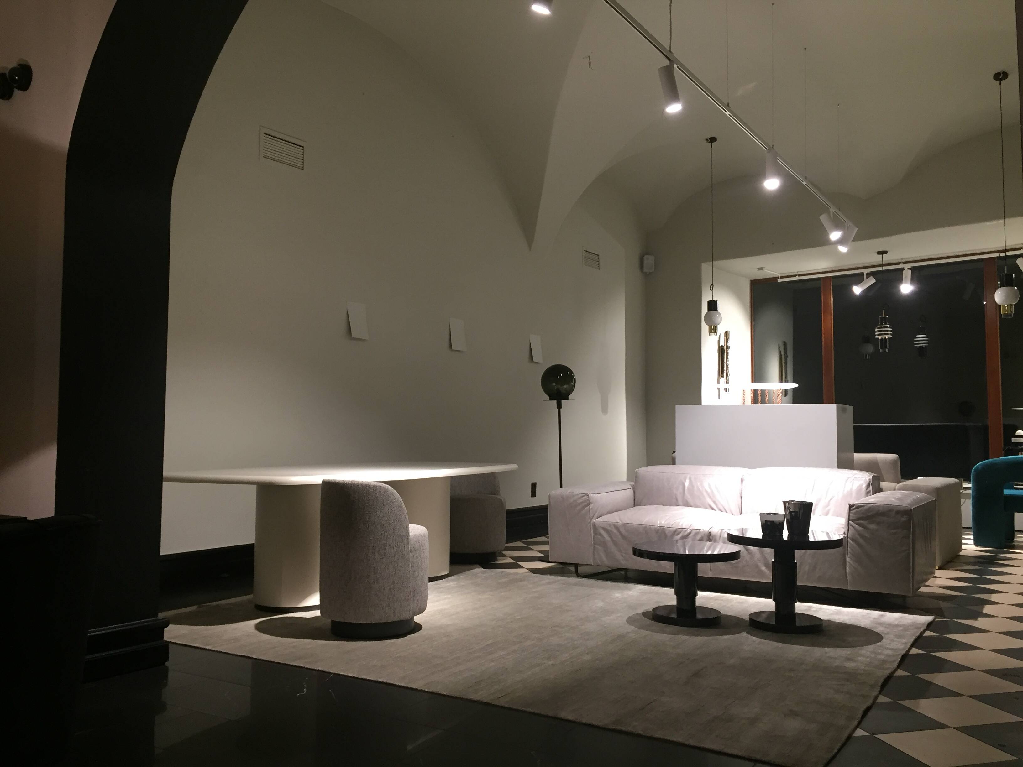 Gio Pagani – “Je T’Attends” Sofa – Premium Light Grey Leather