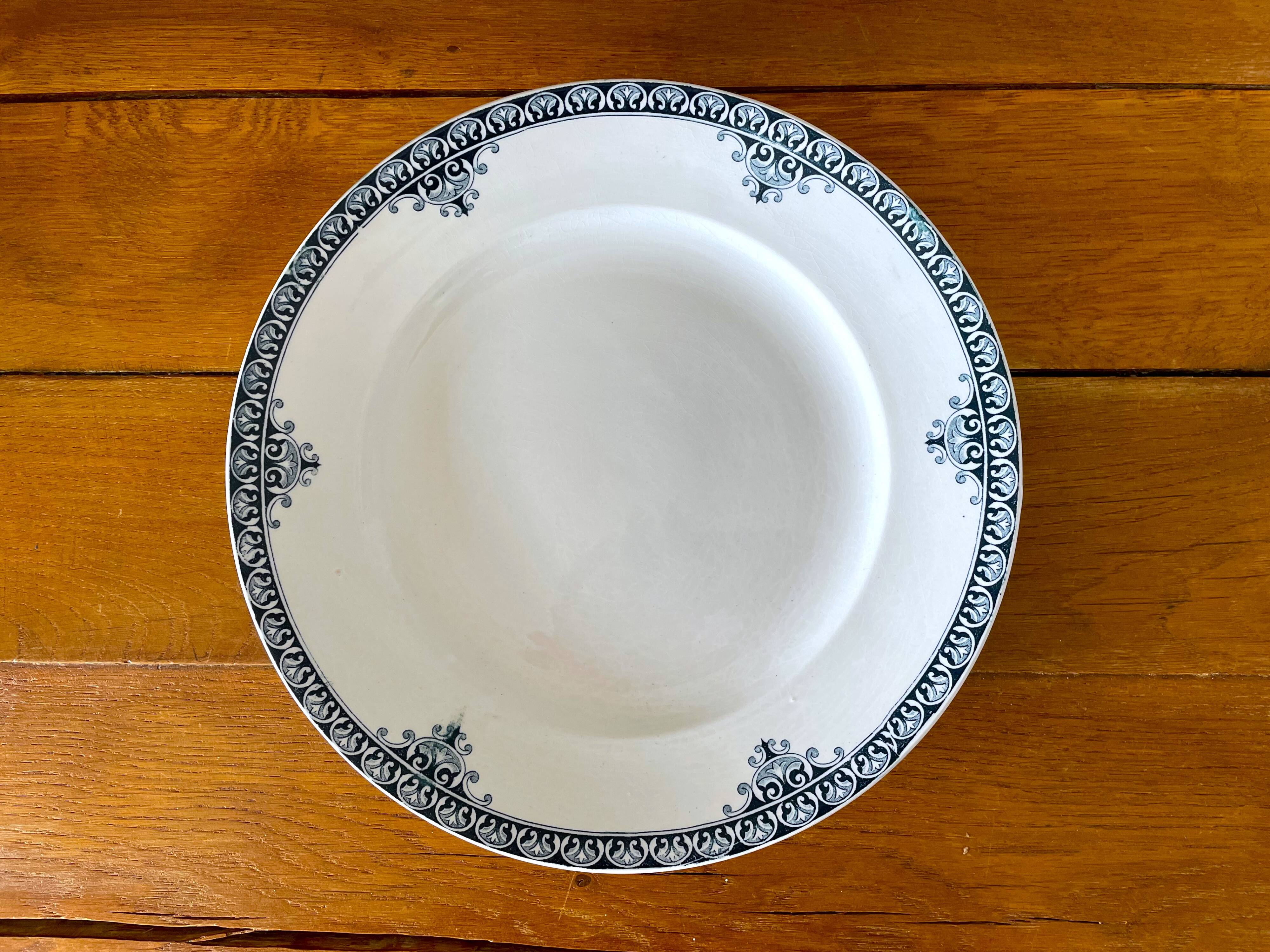 Large antique serving dish in Saint-Amand earthenware (Nord)