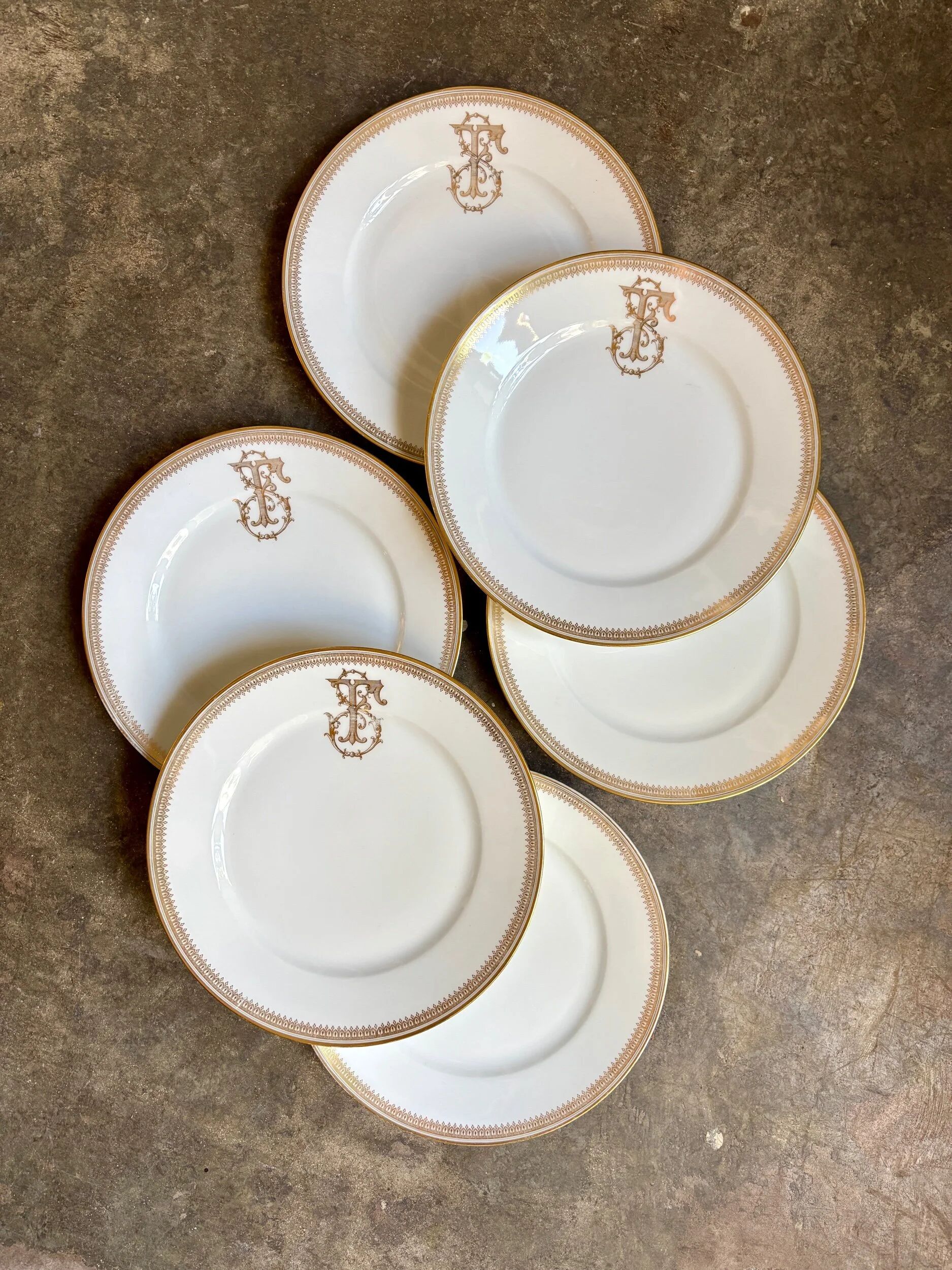 6 flat plates in gold porcelain monogrammed "F"