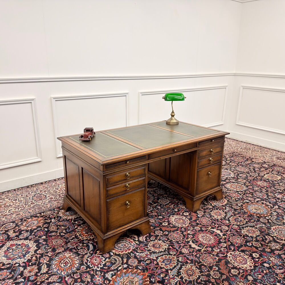 Bureau Chesterfield RAC Classic English