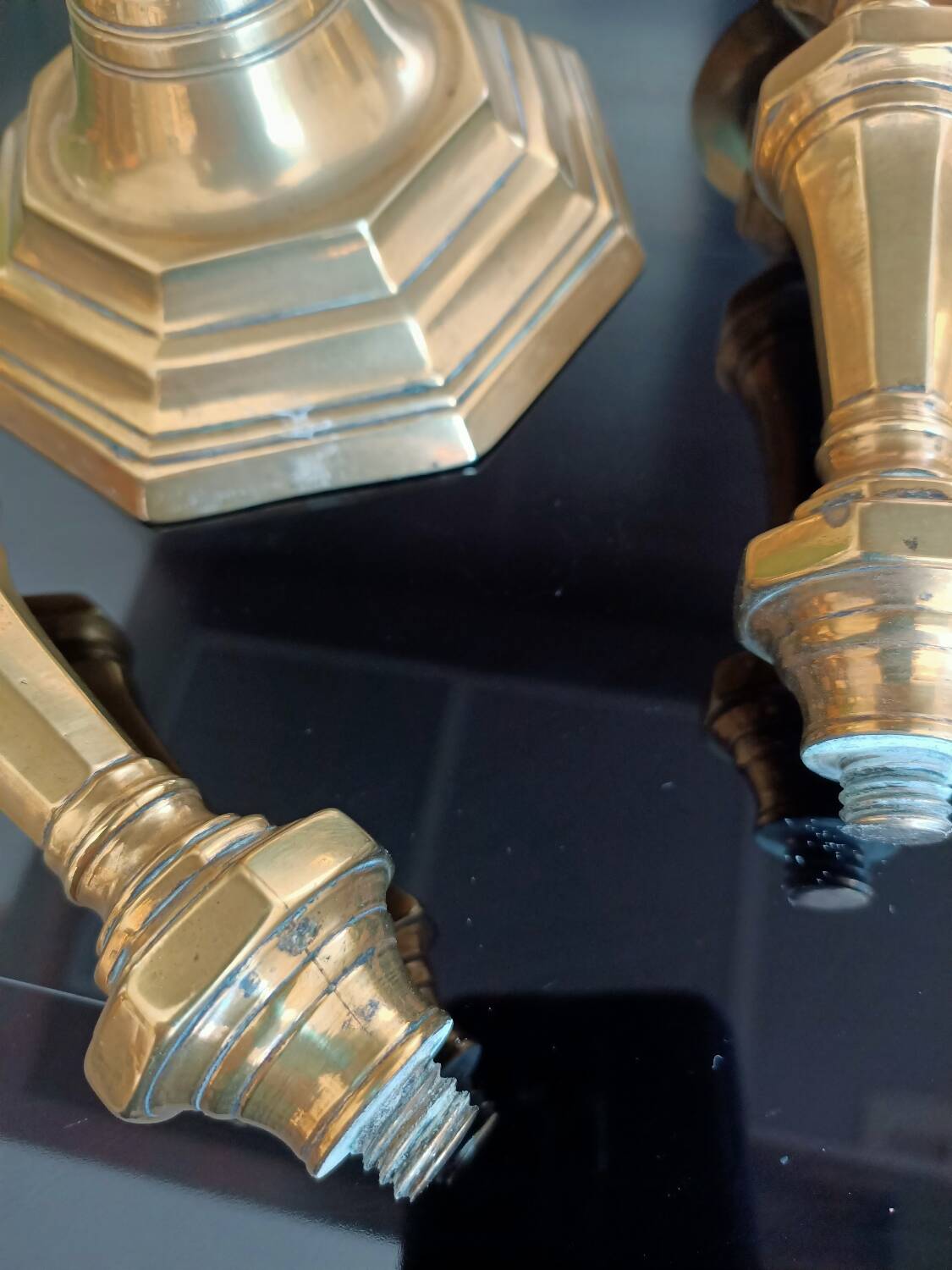 Paire de bougeoirs en bronze d'époque XVIIIe