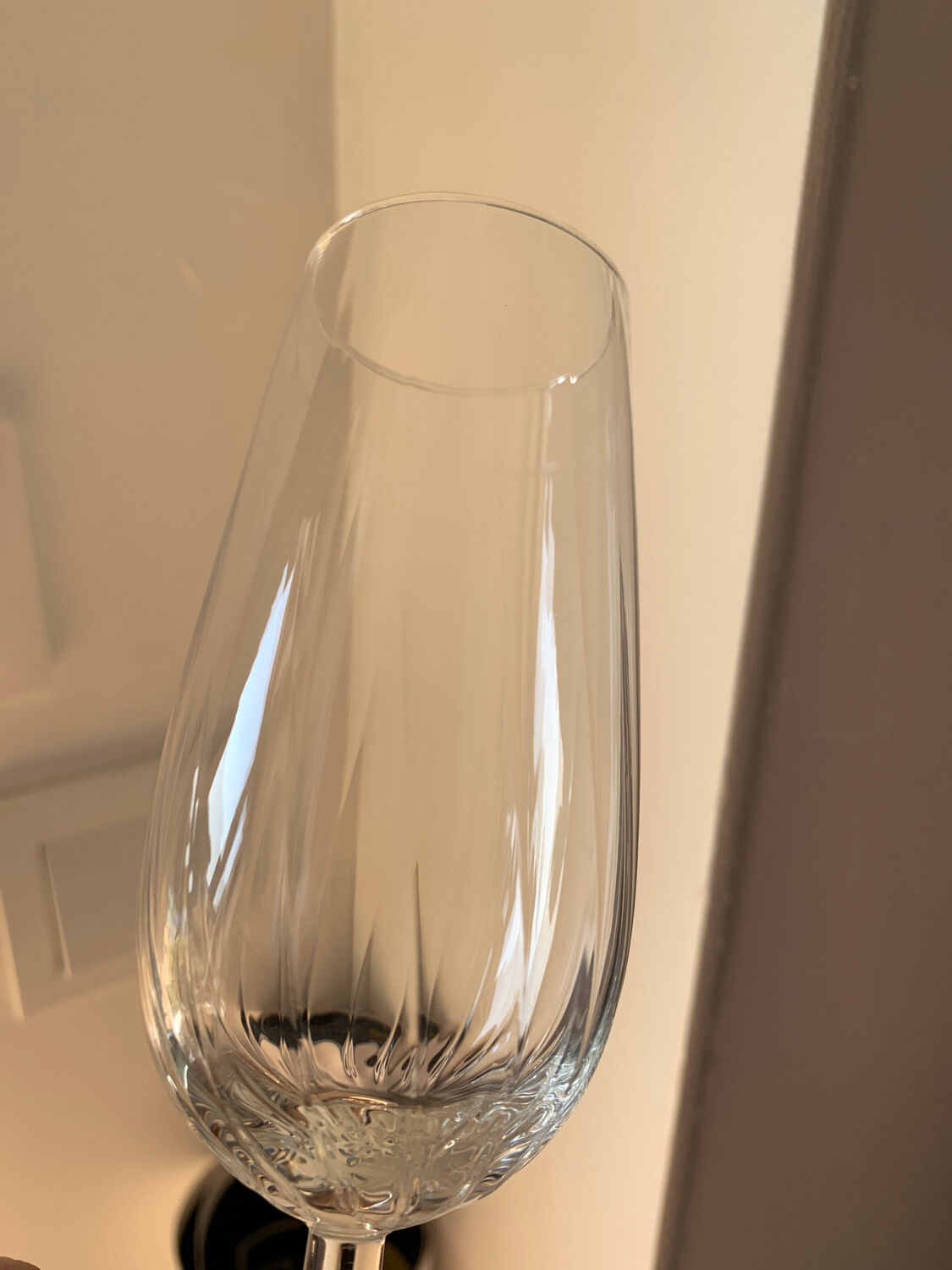 4 flutes stemmed glasses wine / champagne