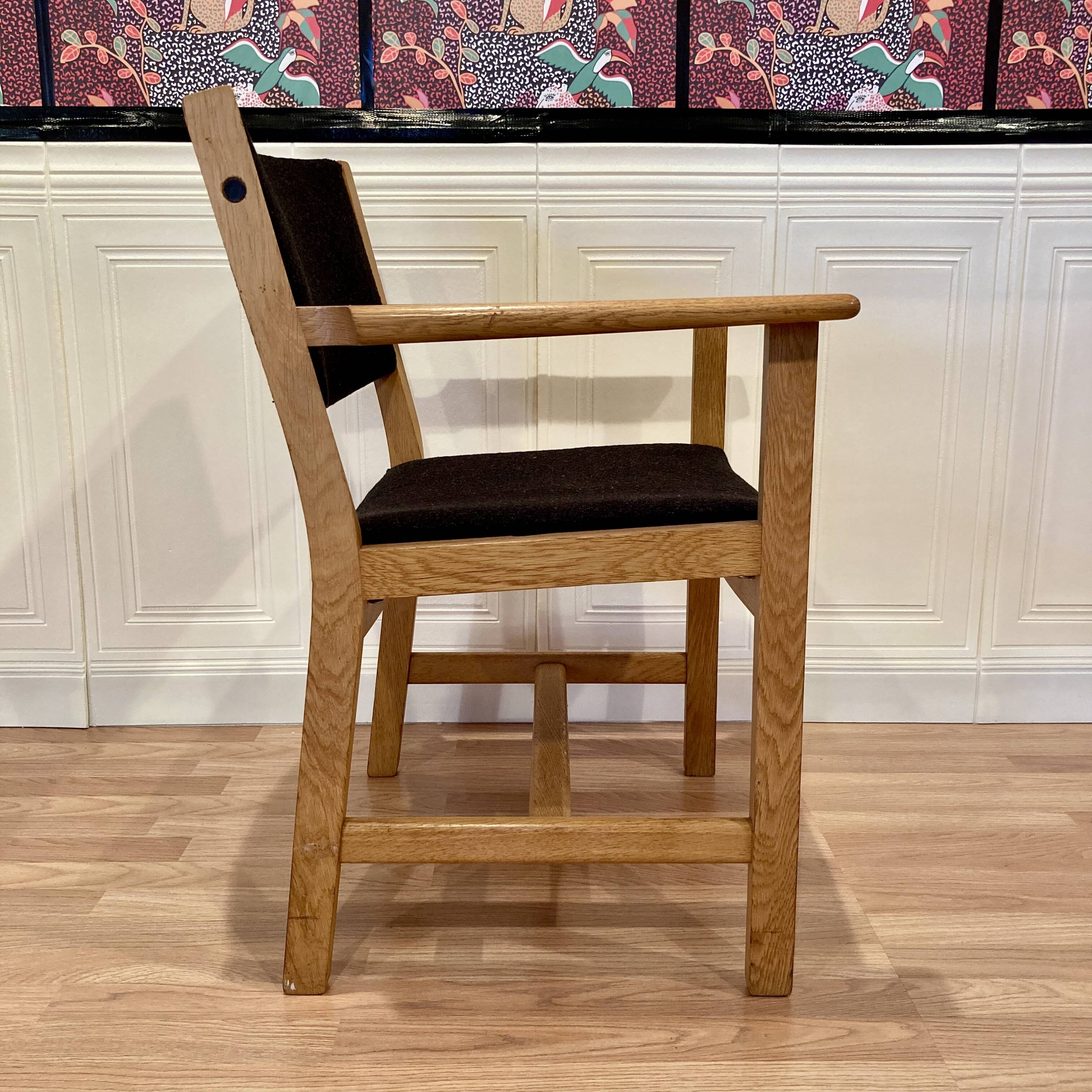 SUITE DE 4 FAUTEUILS ESTAMPILLE "HANS WEGNER" 1960.