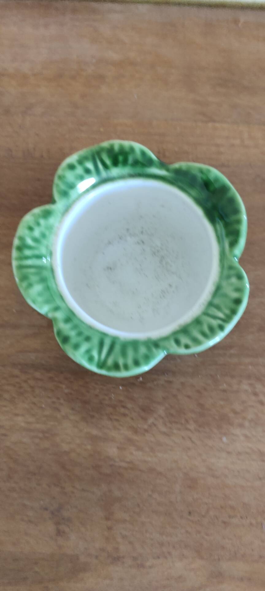 Condiment pot and its salt shaker