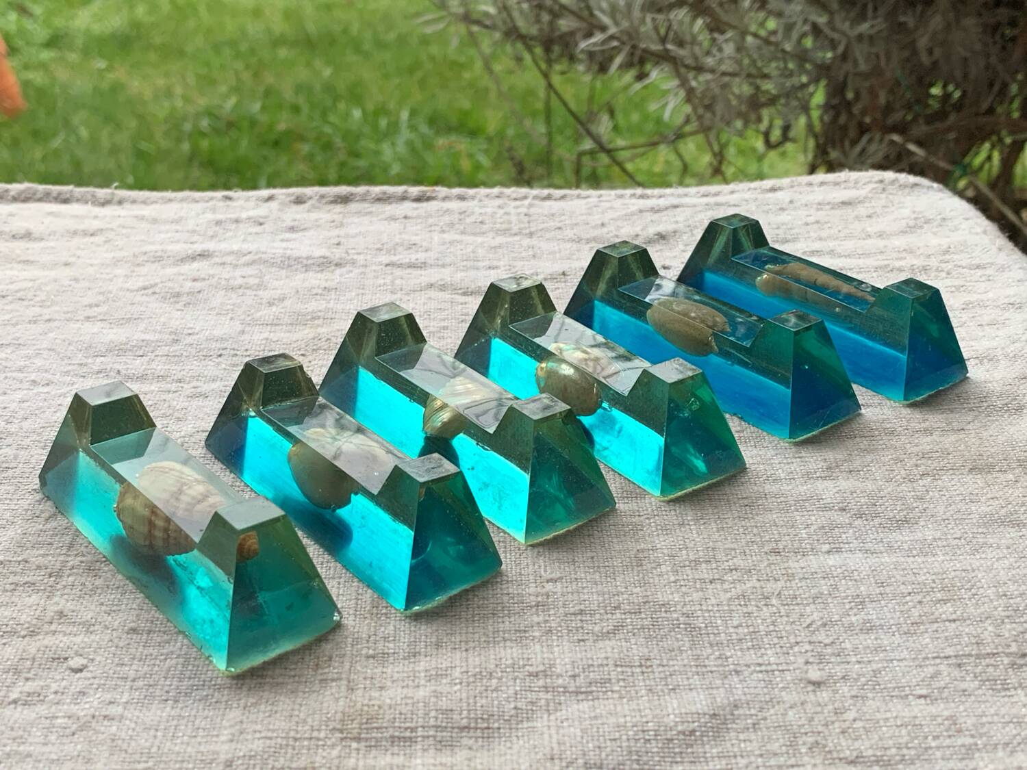 Shell-inclusion resin knife rest 1950