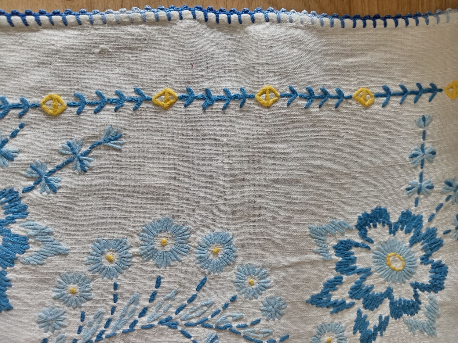 Tablecloth 110 x 110 & its 12 napkins