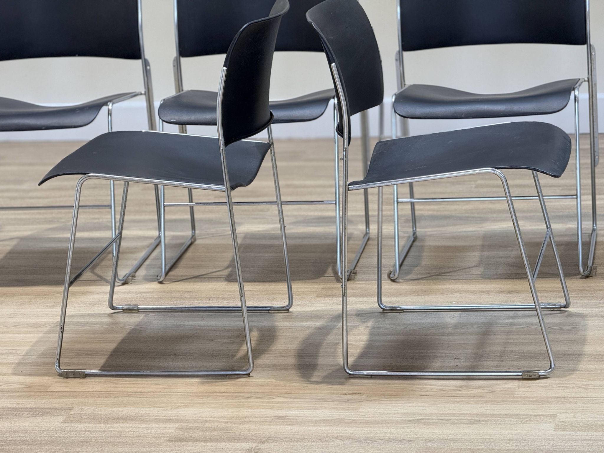 Ensemble de 8 chaises par David Rowland (en métal noir)