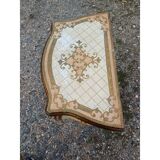 Table de chevet galbée en bois doré