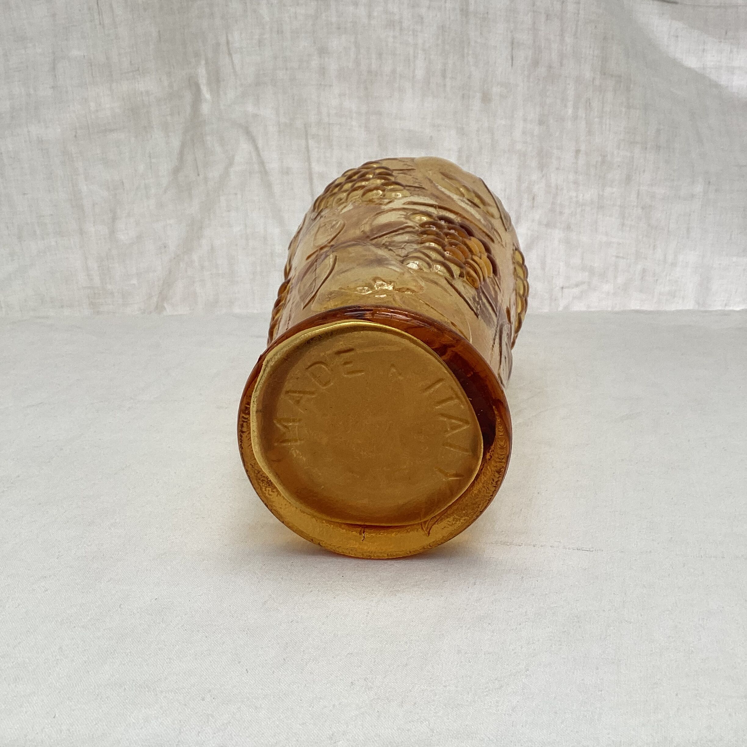 Italian vase in amber colored glass around the 1970s dimension -H-32,5cm L-14cm-
