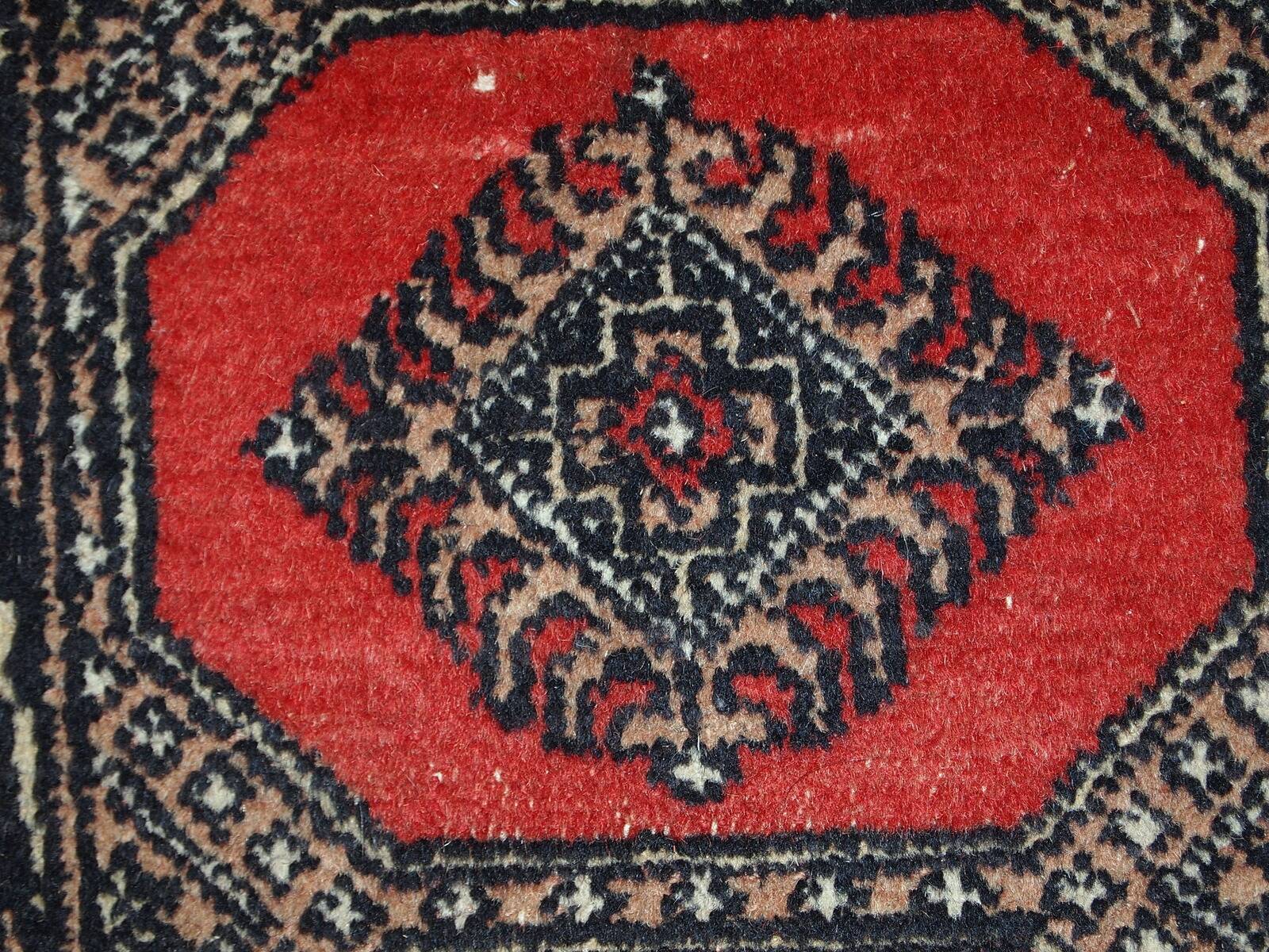 Tapis vintage fait main Lahore en laine rouge (45cm x 58cm) – Années 1970