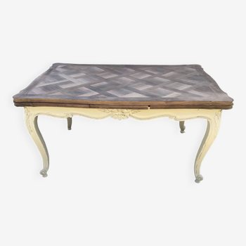Table de style Louis XV patinée en beige et dessus en bois naturel