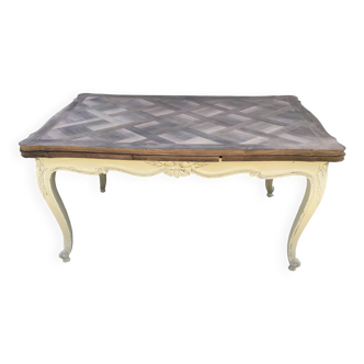 Table de style Louis XV patinée en beige et dessus en bois naturel