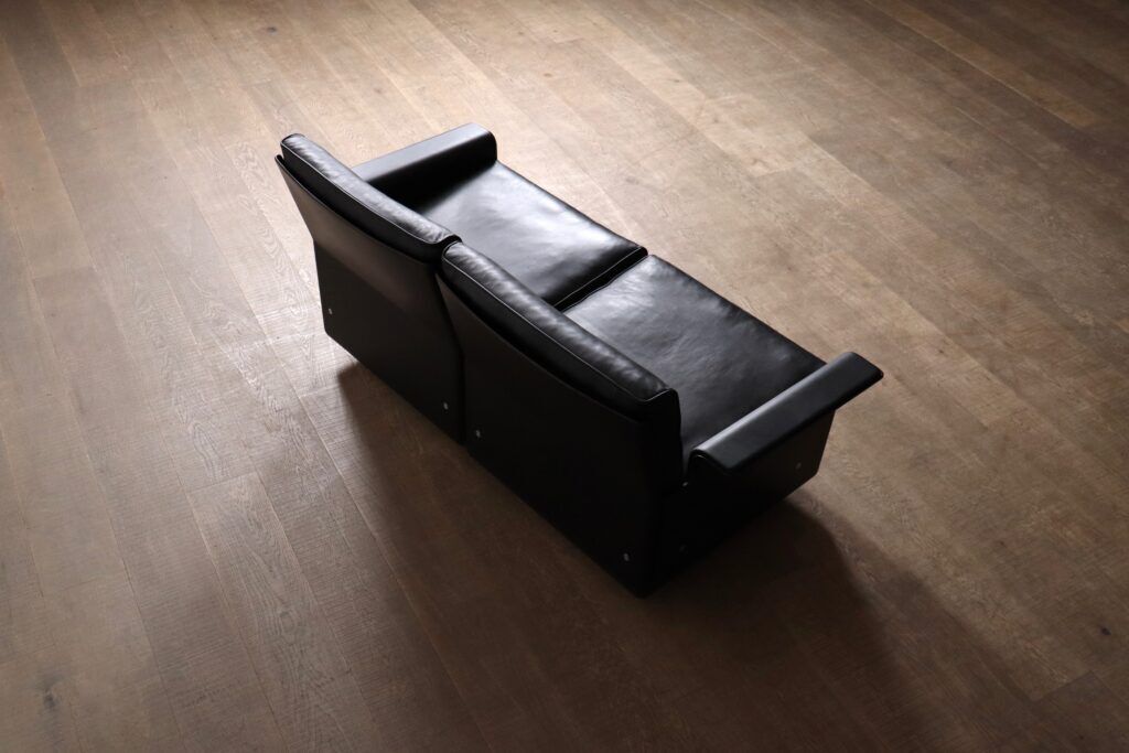 Dieter Rams Model 620 two seater sofa in black leather for Vitsoe, 1980s