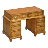 Curved pedestal desk in veined walnut, leather surface, late Victorian period.