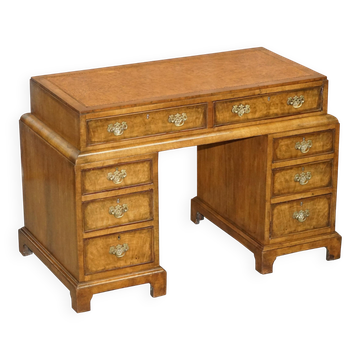 Bureau à piédestal incurvé en noyer veiné, surface en cuir, époque victorienne tardive
