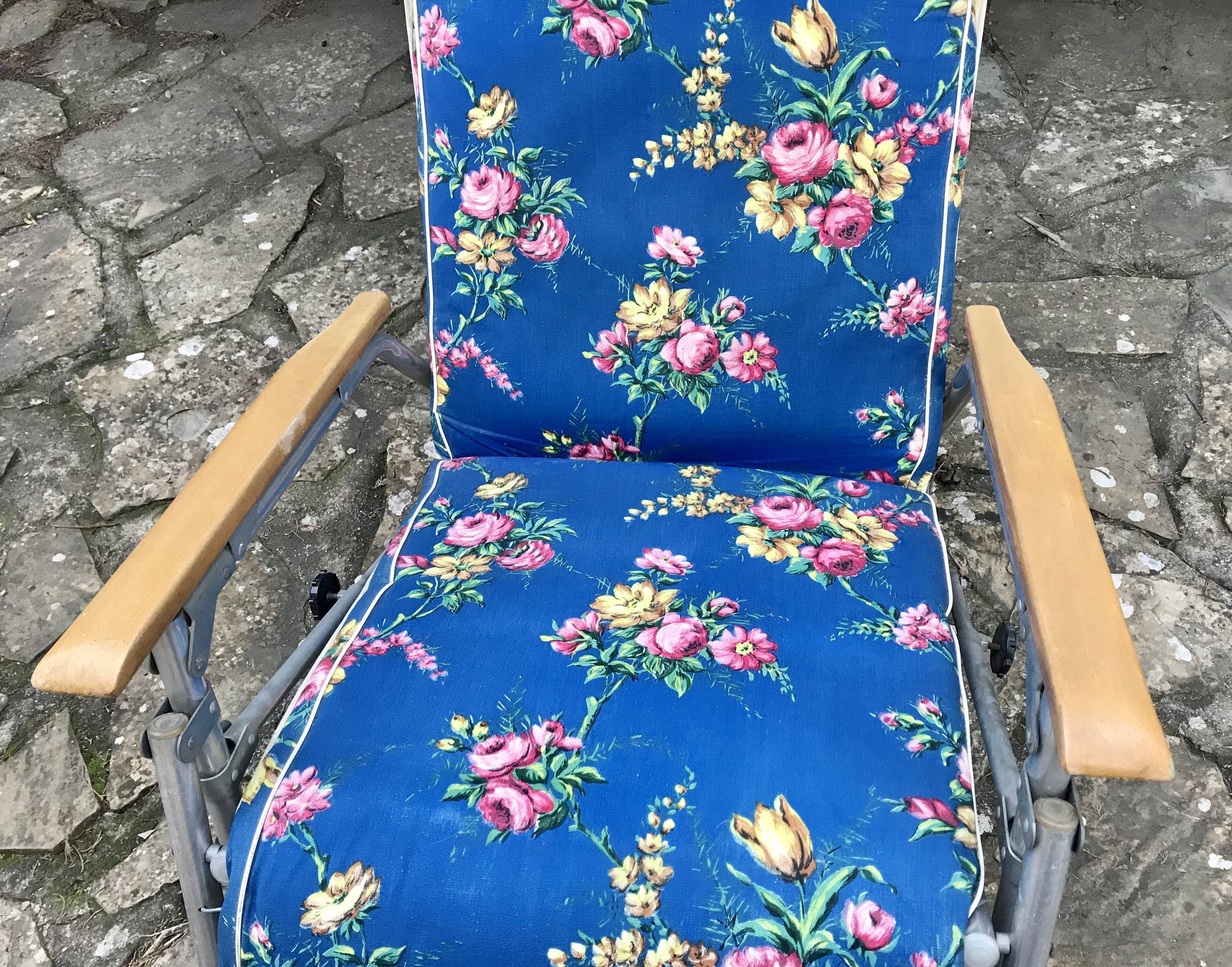 Vintage sunbed lounger