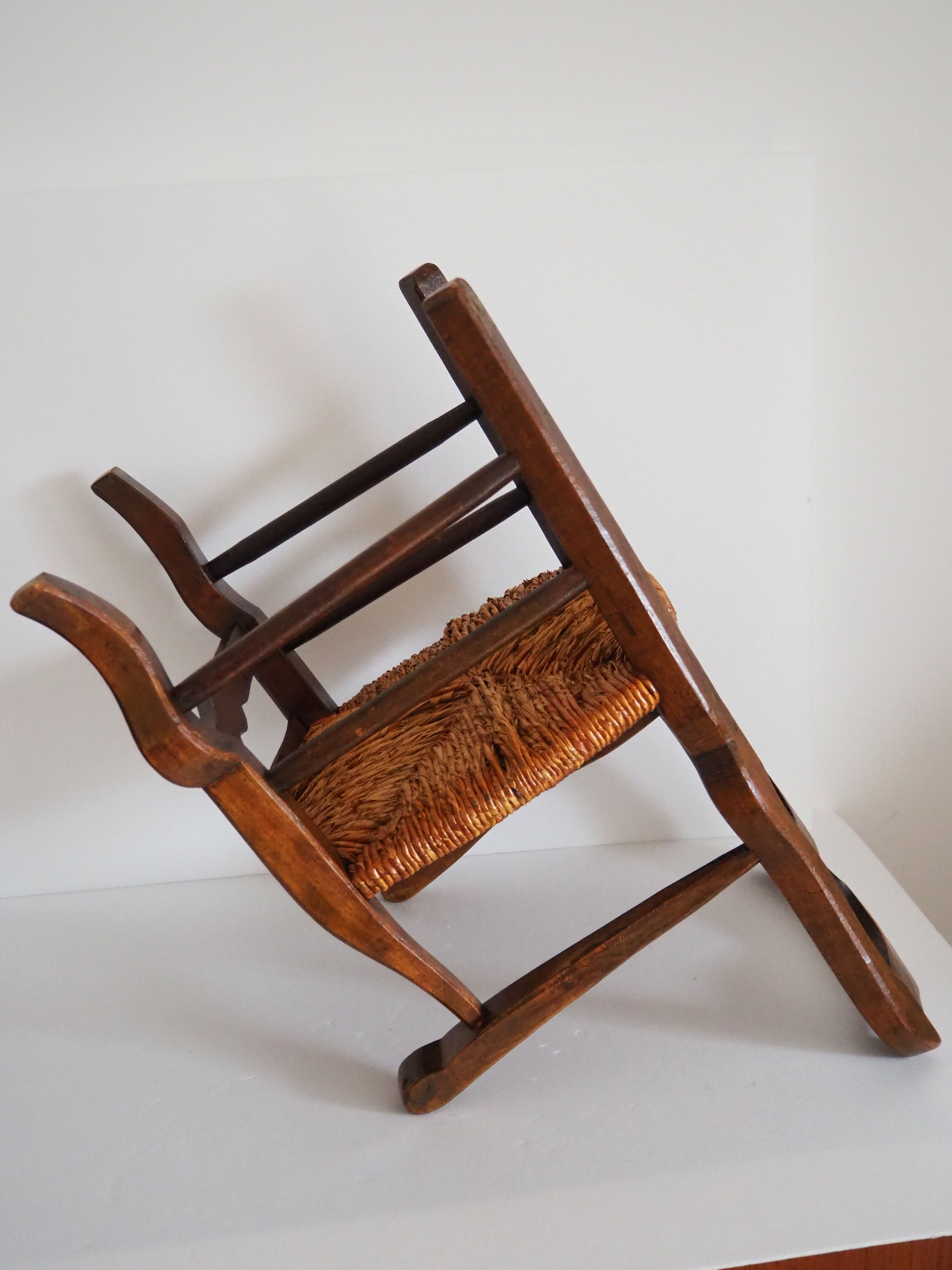 Children's armchair in solid wood with its mulched seat