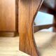 Banc en bois foncé