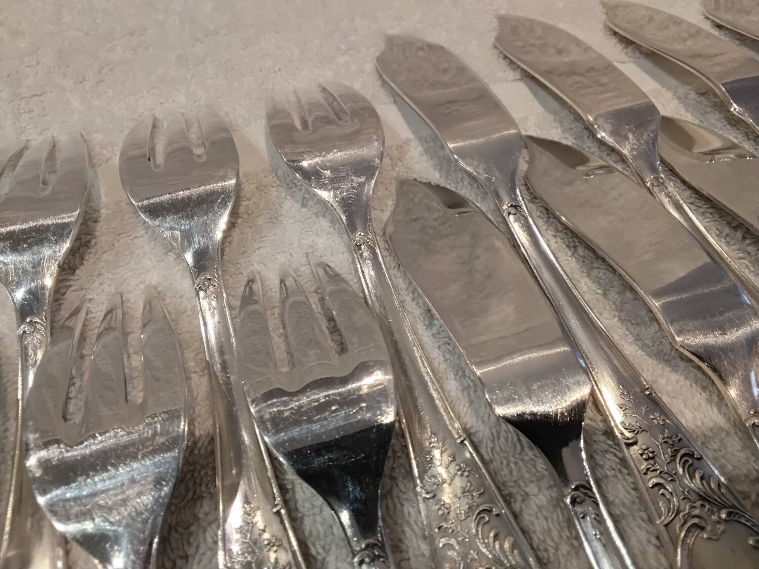 12 forks, 12 fish knives, silver-plated metal, rocaille pattern