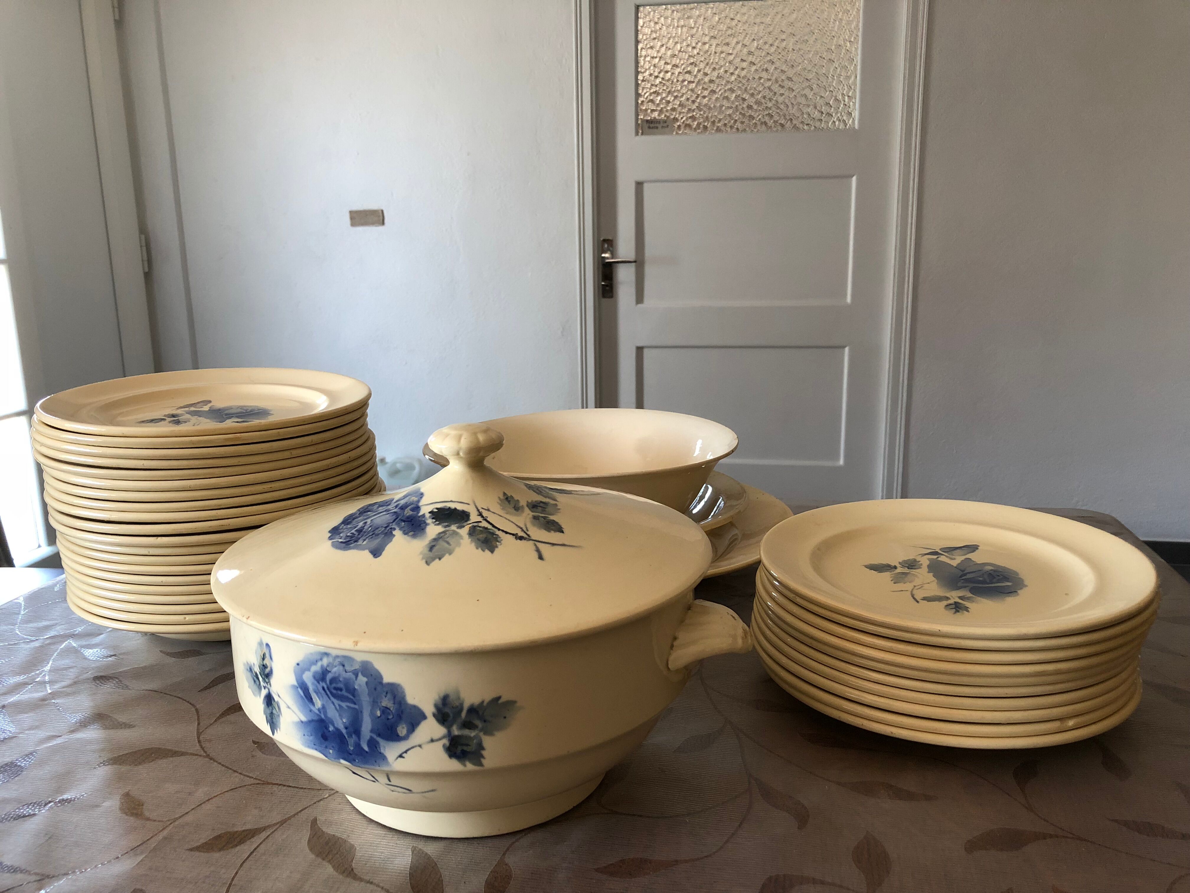 Service table 50 years cream digoin faience with blue rose decor