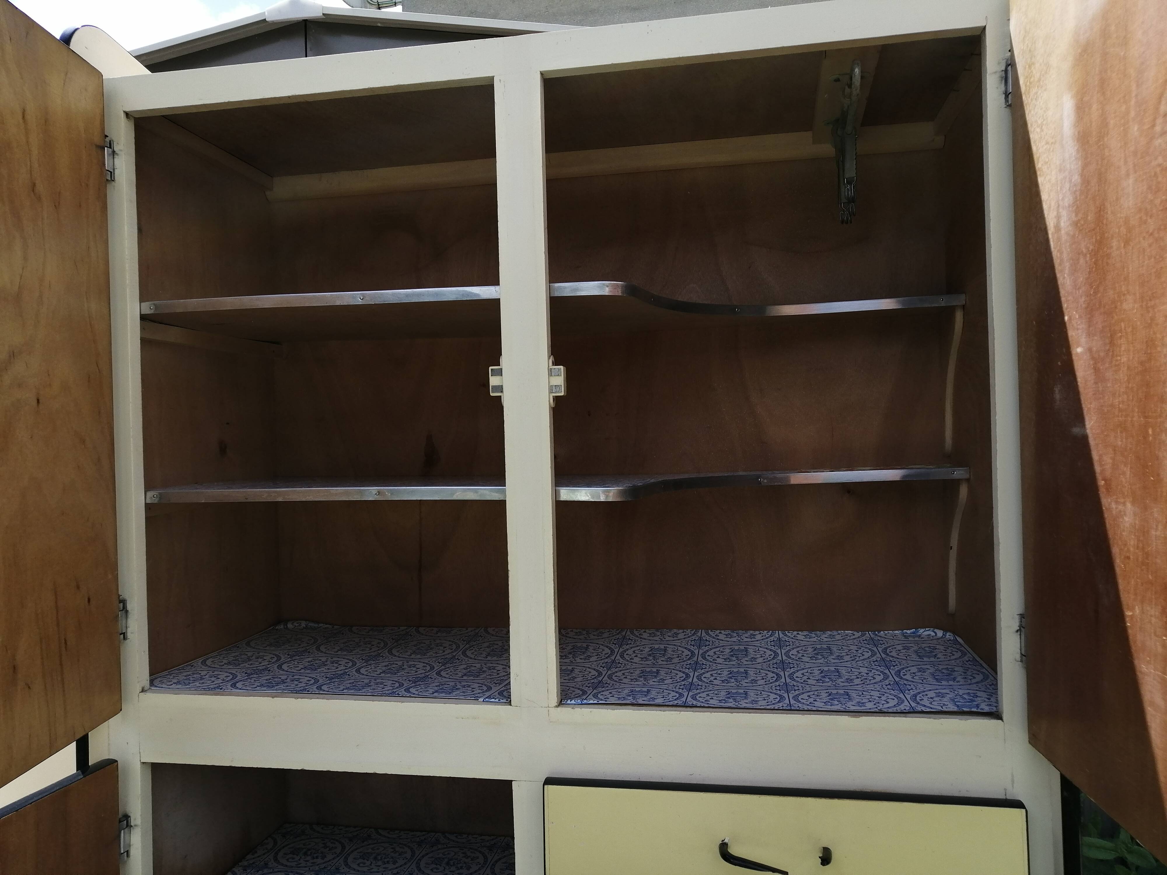 Buffet cuisine in pale yellow formica 50/60 years