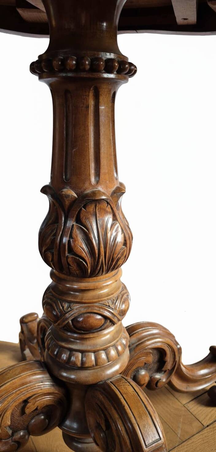 Table ovale victorienne, XIXe siècle