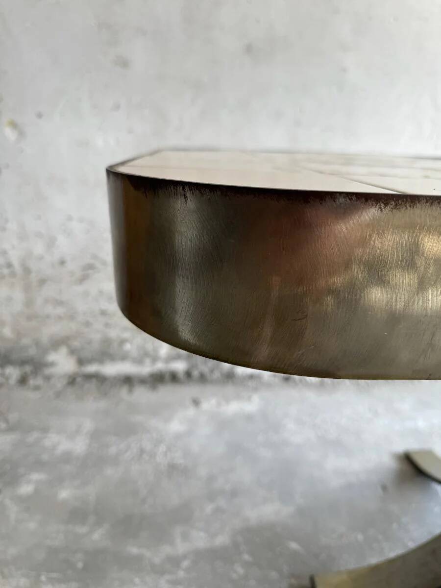 Table d'appoint élégante en bois brun foncé, style années 1950, rare et raffinée. Dimensions : 134 × 67 × 67 cm.