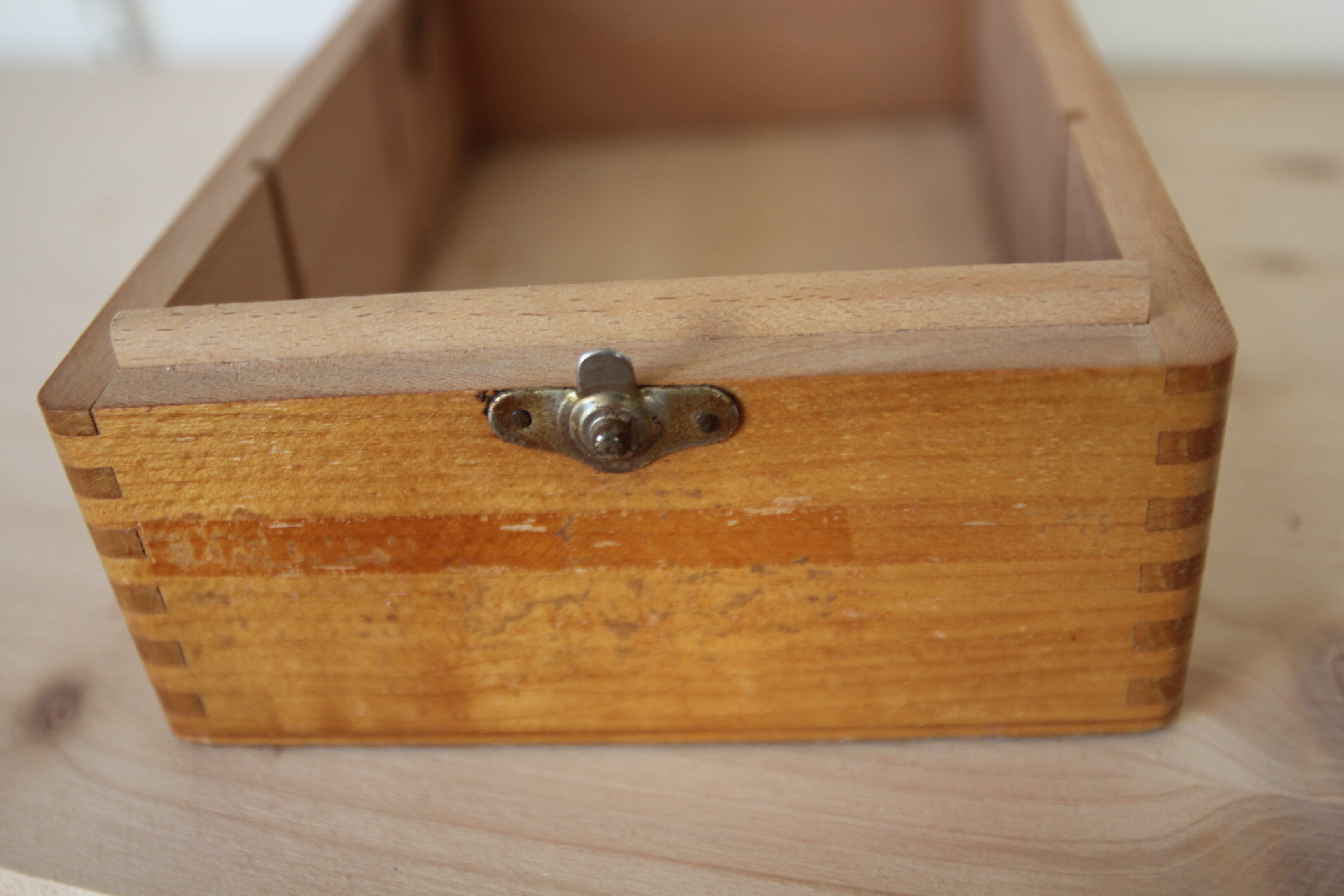 Wooden plug box