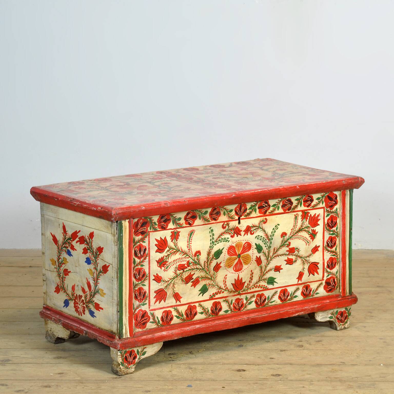 Coffre de mariée d'art populaire, vers 1950